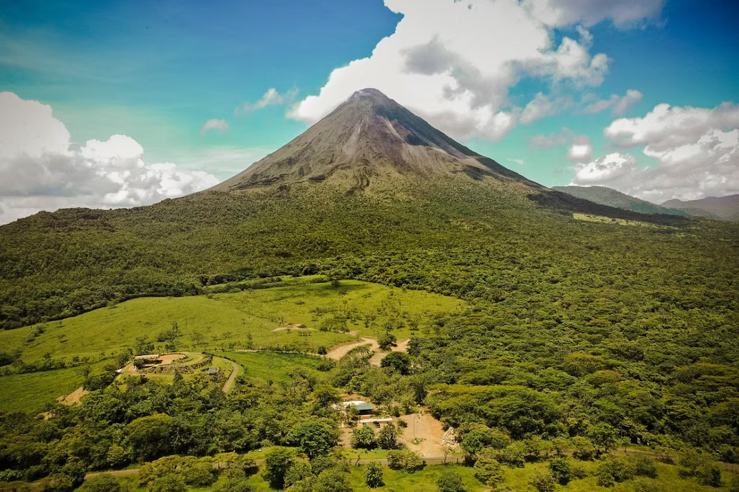 Vulkan Arenal mit blauem Himmel als Hintergrund