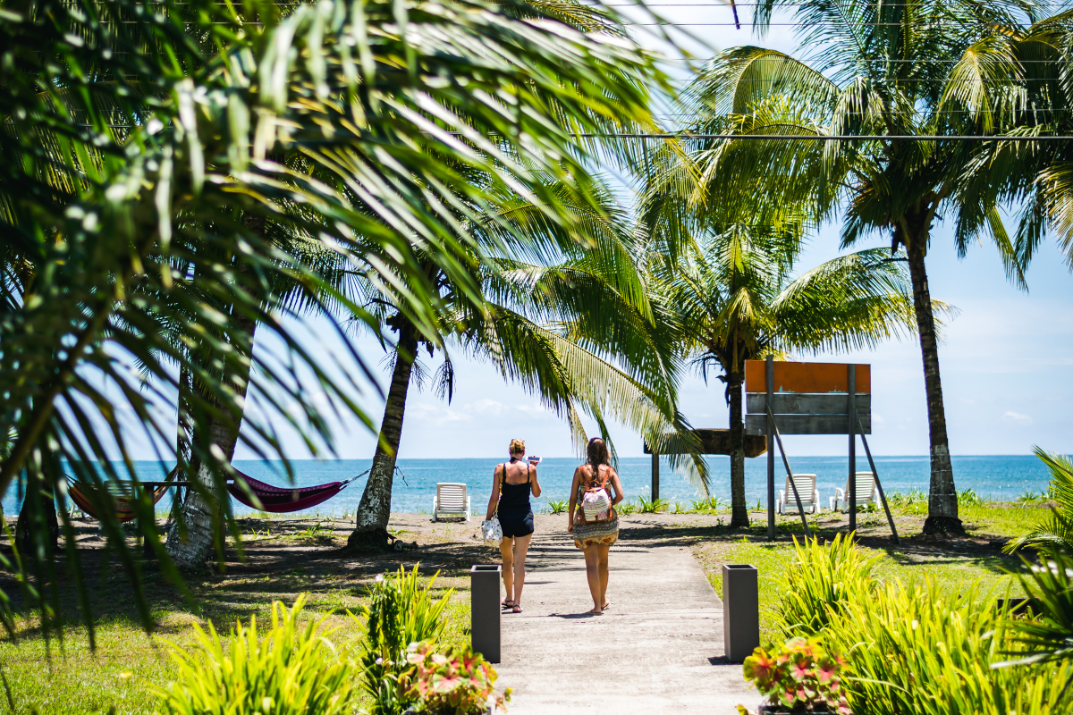 Zwei Damen auf den Strand in Tortuguero zugehend