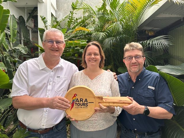 Daniel and Roland hand over the "key to ARA Tours"