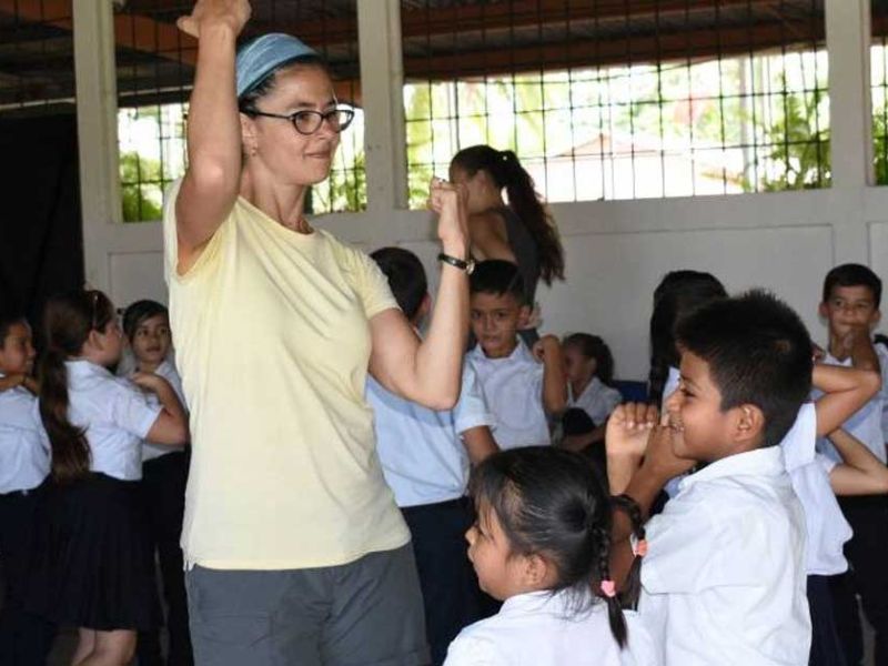 Juega con niños locales