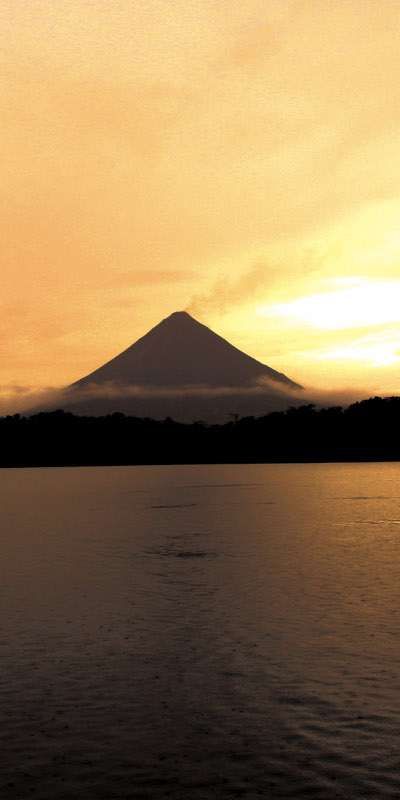 Volcán Arenal y lago